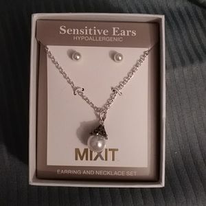 Pearl Earrings and Necklace Set (w/ Silver Chain)